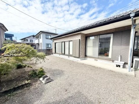 Single-story house in the second small area! Numerous commercial facilities within walking distance! Convenient location for living.