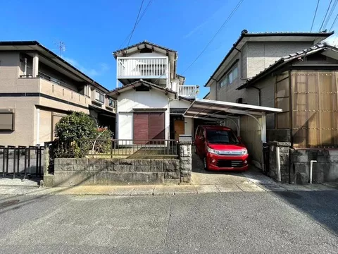 You can enjoy a relaxed life in a quiet residential area.