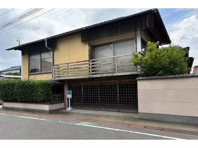 【Panahome Aiki】A home with a garage, a blend of Japanese and Western styles. A quality life enriched by a courtyard.
