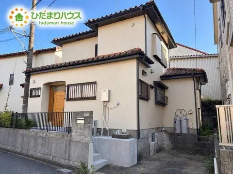 Within a 10-minute walk to the elementary school (approximately 480m)! It's reassuring for your child's commute!