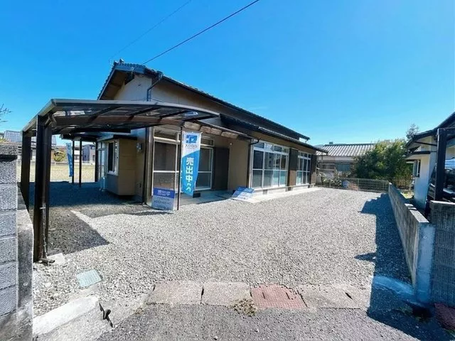 [Open House] Interior and exterior renovations completed. Single-story home. Parking for 3 cars available. Seismic reinforcement work completed.