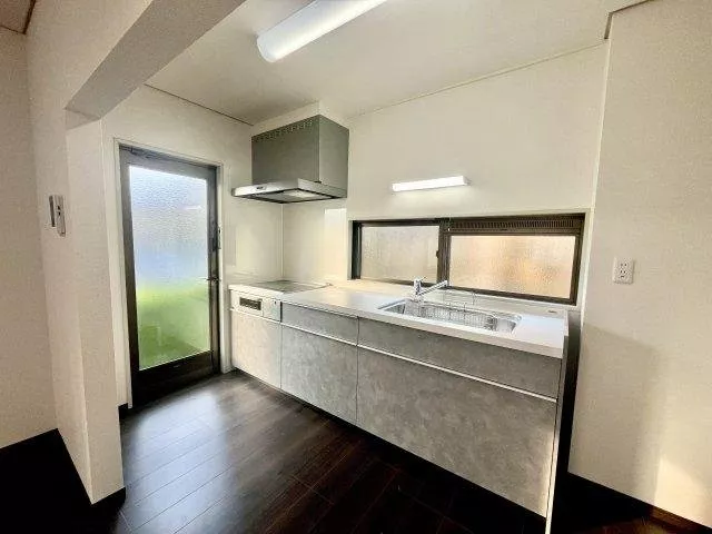 Parking for 2 cars available! This used property faces south and has good sunlight!