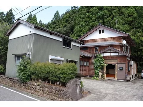 Moderately renovated with clean water facilities, the front road is a prefectural road with snow melting pipes installed