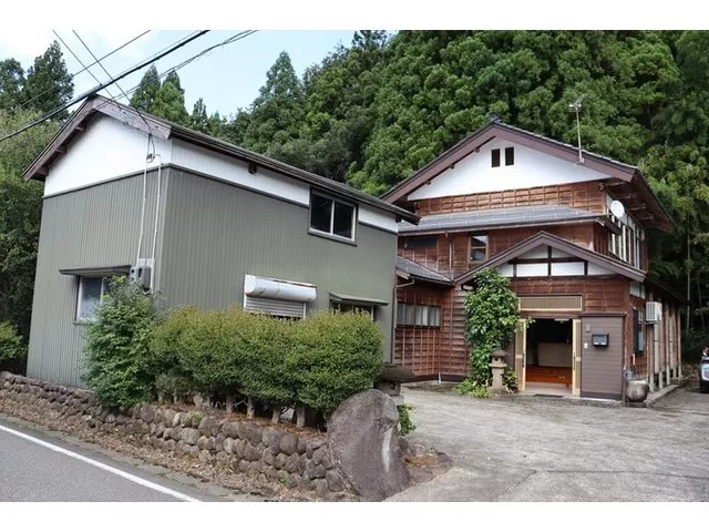 Moderately renovated with clean water facilities, the front road is a prefectural road with snow melting pipes installed
