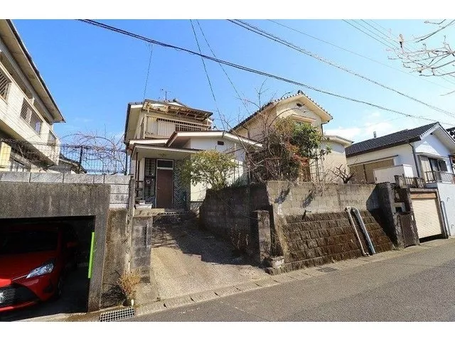 Approximately 410m to Drug Seims Nishiiwaki Store and approximately 1100m to Nishiiwaki Elementary School.