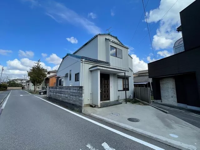 ■ There are parks and Shibata Castle within walking distance, rich in nature. ■ About a 6-minute walk to the convenience store.