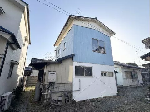 This property is available for immediate handover.