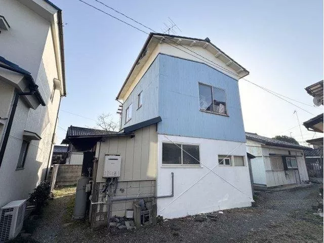 This property is available for immediate handover.