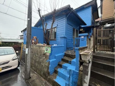 This corner lot property has a refreshing atmosphere filled with openness.