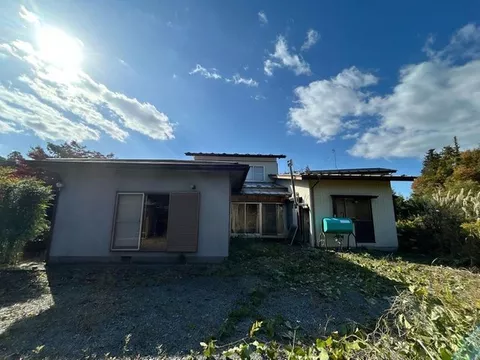A single-story 4DK house with a land area of 233 tsubo, 7 minutes on foot from the station.