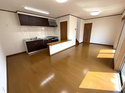 ●All rooms are over 9 tatami mats ●The kitchen has storage, making it very convenient.