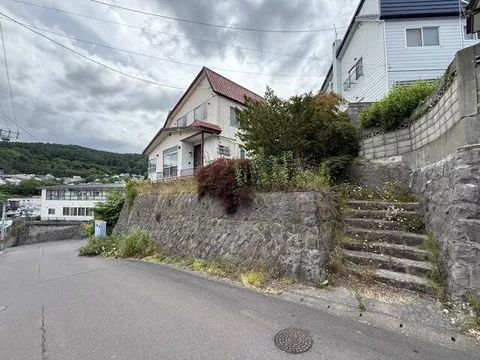 Structure: Wooden/2-story
