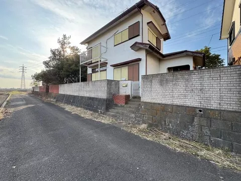 A detached house in a quiet residential environment with a rural landscape in front. A life in a quiet environment or a second home.