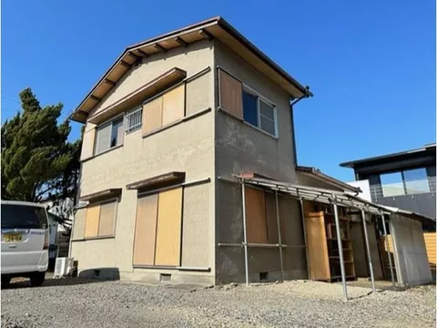 The house is vacant, so viewings are possible anytime! Approximately 71 tsubo of land!