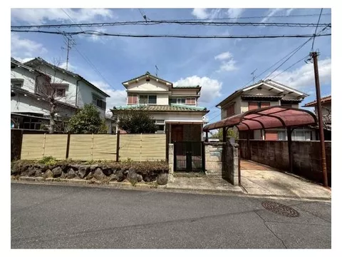 11 minutes on foot to Ikoma Station! The view from the balcony is excellent, offering a panoramic view of Ikoma City!