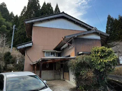 Uda-gun, Mitsue-mura, Oaza-Sugano (Nabari Sta.) 2F 7DK

1.9 million yen
