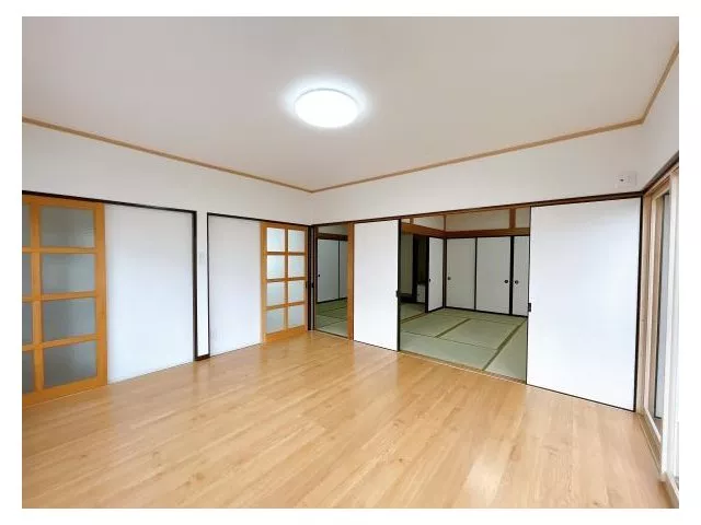[Open house held] [Interior and exterior renovation completed] [New water facilities replaced] Single-story / Water facilities