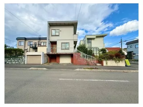 【7-minute walk from JR Inaho Station!】 Spacious 3-story house with good sunlight!