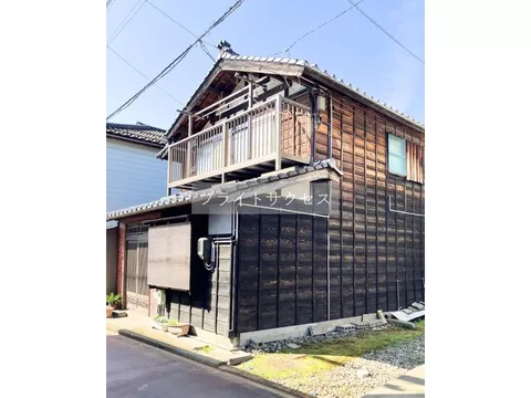 A used house where living facilities are within a 10-minute walk, also enjoyable for DIY.