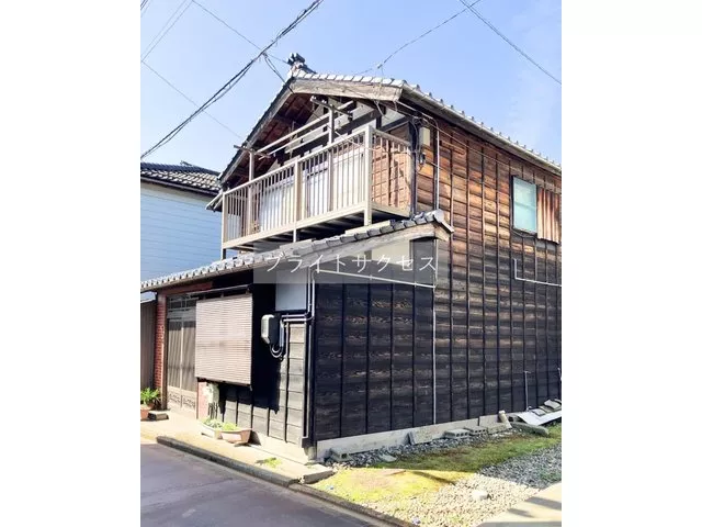 A used house where living facilities are within a 10-minute walk, also enjoyable for DIY.