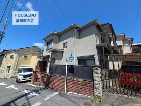 A well-located home just 4 minutes on foot from Kinugasa Elementary School and 6 minutes from Aibi, with parking for 1 car available.