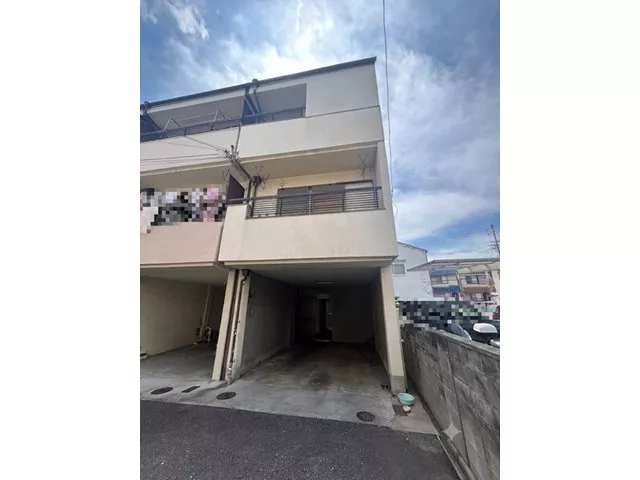 4 million yen, east-facing with good sunlight, spacious garage included, steel frame 3-story building