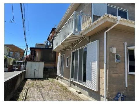 Parking for 2 standard cars in tandem. South-facing living room with good sunlight. Convenience store 4 minutes on foot.