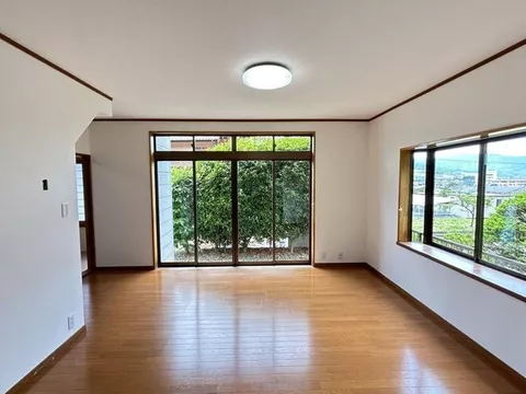 [Open House] Interior renovation planned / Parking for 3 cars / 10 minutes on foot from Chikuma City Tokura Elementary School /