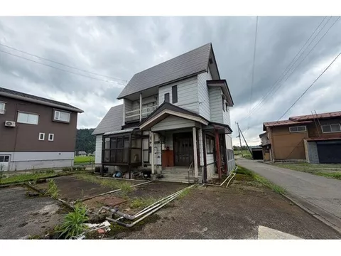 Parking for 4 or more cars! There is a snow-melting well on the property! Viewings available anytime! Please feel free to contact us.