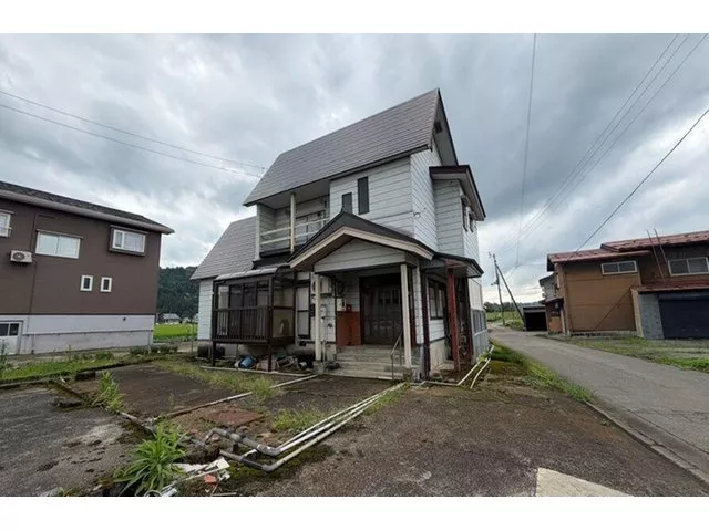 Parking for 4 or more cars! There is a snow-melting well on the property! Viewings available anytime! Please feel free to contact us.
