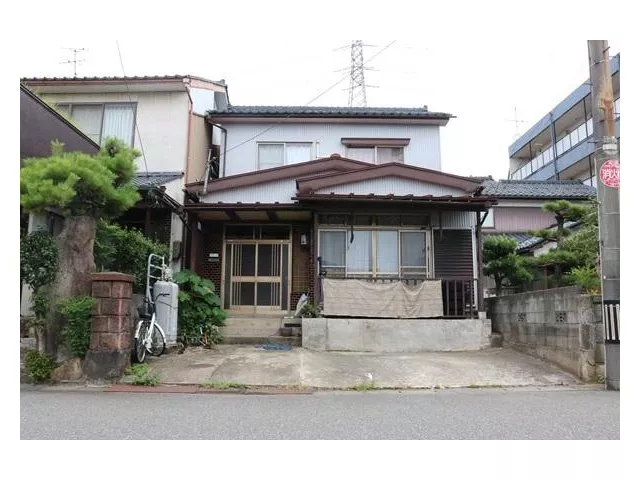 This is an old wooden house in the Wada small area. It is possible to live in it while also forming future assets.
