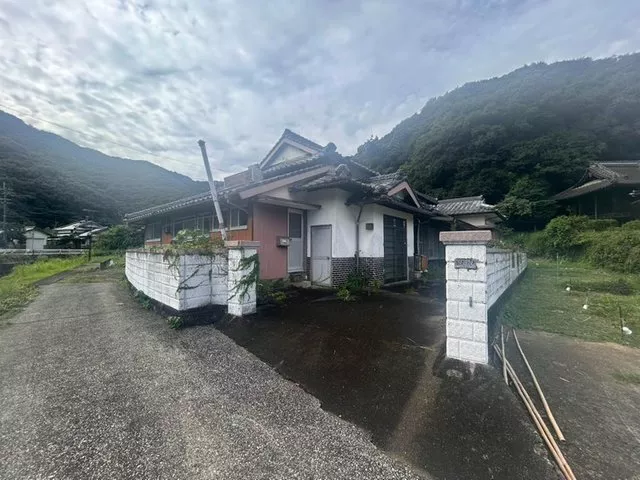 Surrounded by rivers and mountains, a charming old single-story house for country living