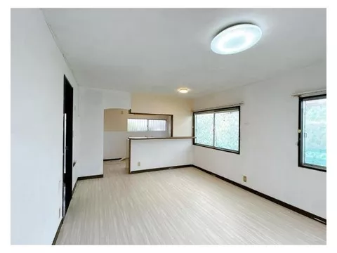 A lightweight steel frame 4SLDK used house constructed by Sekisui House is now available! Parking for 2 cars on the premises! Garden space