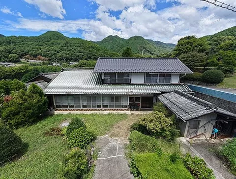 A used single-family home with a view of the countryside and the Southern Alps from a high point, a charming old folk house