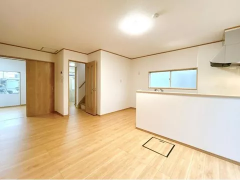 [Open House Held] [Renovated] Parking available for 4 standard cars. The width of the front road is approximately 6m.