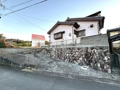 ◆ South-facing garden ◆ 4DK ◆ Good sunlight exposure ◆ Near Kanyama Temple Hot Springs ◆ Recommended as a renovation base house