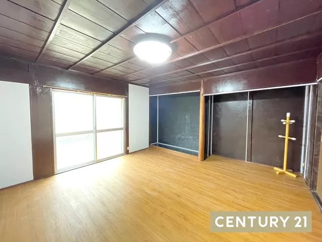 ■Approximately 57 tsubo of land, spacious! ■Reiwa 8: Some flooring has been replaced ■Parking for 2 cars available!