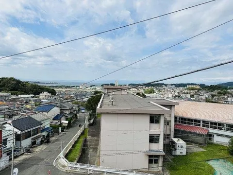 A single-family home with a garden and a very good view of the sea from the 1st and 2nd floors