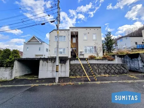 Located on a quiet hill, this location makes the nature of Sapporo an everyday part of your life.