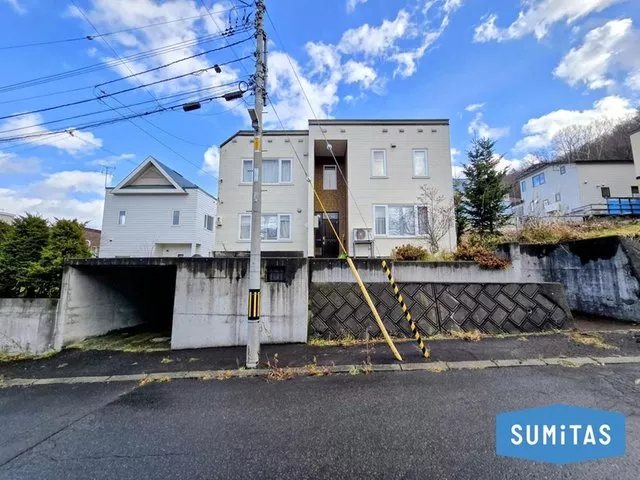 Located on a quiet hill, this location makes the nature of Sapporo an everyday part of your life.