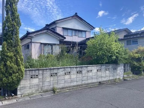 There is Mikado Park to the south, providing a sunny living environment.