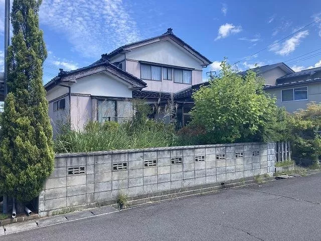 There is Mikado Park to the south, providing a sunny living environment.