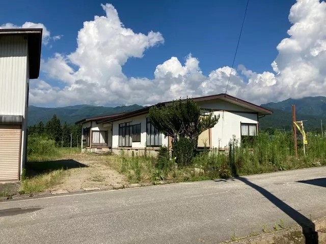 A single-story house in the Miyama area of Shirataka Town. Lot area: 857.84㎡ (approximately 259 tsubo)
