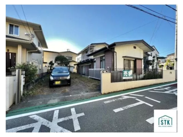 A used house located in a quiet residential area. Good sunlight, with parking for 2 cars.