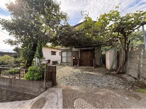 A must-see base property for DIY enthusiasts! A fully renovated detached house that takes advantage of abundant storage and a rich natural environment.