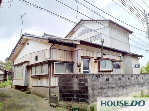 Used house in Kemita, Hokota City; south-facing with good sunlight. Spacious land of 844㎡.
