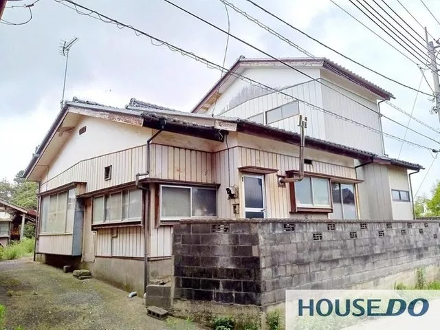 South-facing with good sunlight, parking for 4 cars, home garden in the yard, residence in a quiet residential area