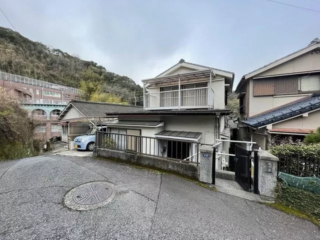 Price has been changed. This property requires renovation. South-facing with good sunlight.