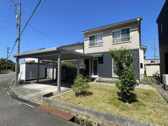 3LDK + attic storage + carport + external storage.