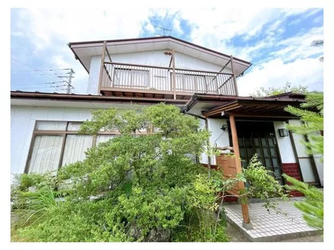 With a land area of 137 tsubo, located in a quiet area with little traffic.